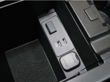 アームレストを開けば、中は収納スペースになっています。USBに対応しています。