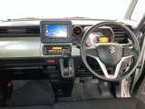 運転席周りのレイアウトをご覧ください。ナビゲーションが綺麗に装着されすっきり収まってますね!