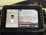 【アラウンドビューモニター】まるでクルマを真上から見下ろしたかのような視点で駐車をサポートします!クルマの斜め後ろや真横など、前後左右の4つのカメラの映像が合成されて、モニターに映し出されます。