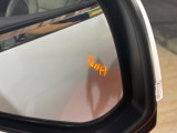 【ブラインドスポットモニター】走行中、ドアミラーの死角になりやすい箇所に後続車が接近するとサイドミラーのレンズに警告を表示!ドライバーに注意喚起をしてくれます。