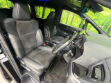 運転席まわりには十分なスペースがあり、大柄な方でもゆったり運転していただける環境です。