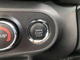 エンジンスタートボタンです。キーが車内にあれば、エンジンの始動・停止はブレーキを踏んでスイッチを押すだけ!キーを取り出す手間を省き、ワンプッシュでエンジンを操作するので簡単でスムーズです。