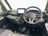 運転席まわりです。 各操作スイッチは使いやすい位置に配置されてます。