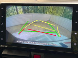 【バックカメラ】駐車時に後方がリアルタイム映像で確認できます。大型商業施設や立体駐車場での駐車時や、夜間のバック時に大活躍!運転スキルに関わらず、今や必須となった装備のひとつです!