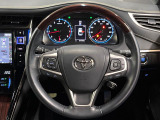 【ウッドコンビステアリング】高級感ある木目調パーツを採用した手に良く馴染むコンビハンドル。運転席廻りの雰囲気も一気に豪華になります!