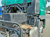 運転席側に工具箱が付いています。