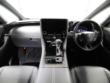 上質で落ち着いた印象のインパネ。視界も広々で運転しやすいです。