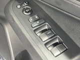 【電動格納ミラー】サイドミラーは電動格納式となっており、狭い駐車場でもキズがつくリスクを抑えられます。