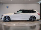 BMWではロングホイールベースの採用をしており、すべての車種に適用され、走行中の安定感の向上されております。また室内空間の広さにも貢献しております。
