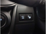 お車のキーはスマートキーです。キーを身につけた状態で車に近づき、ドアロックの解錠や施錠操作が出来ます。雨の日など両手がふさがっている時など、とっても便利ですね。