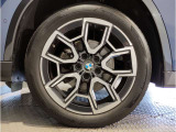 BMWの純正アロイホイールは軽量かつ強度にも優れているホイールで走行性能を引き上げる設計になっております。足元にもBMWは妥協がなくこだわっている個所になります。