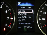 カラーヘッドアップディスプレイ付き。少ない視線移動で情報を確認できるので、運転の疲労軽減に繋がりますよ♪