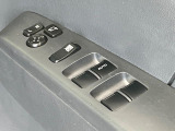 【電動格納ミラー】サイドミラーは電動格納式となっており、狭い駐車場でもキズがつくリスクを抑えられます。