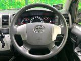 インテリアに合わせたデザインのステアリングは、運転される方のことも考え、運転しやすい形状、大きさです。是非一度、実際に触ってお確かめください。