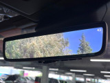 【デジタルインナーミラー】後席の大きな荷物や同乗者で後方が確認しづらい時でも安心!カメラが撮影した車両後方の映像をルームミラー内に表示。クリアな視界で状況の確認が可能です!