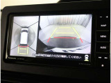 パノラミックビューモニター付きです。車両を上から見たような映像をディスプレイオーディオ画面に表示。運転席からの目視だけでは見にくい、車両周辺の状況をリアルタイムでしっかり確認できます。