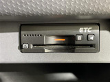 【ETC】有料道路を利用する際に料金所で停止することなく通過できる、ETC車載器(ノンストップ自動料金収受システム機器)が装備されています。セットアップを行うことで利用可能になります。