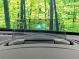 【ヘッドアップディスプレイ】現在の速度や走行情報をデジタル表示で運転席前方のガラスに投影!運転中、目線をずらさず必要な情報を確認できるのでとっても便利で安心!