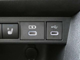 充電用USB端子付き。スマートフォンなどの充電に便利です。
