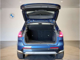 BMWではスペアタイヤが非搭載となるため、スペースは拡大されており、収納スペースとして利用可能。トランクの下にも収納スペースがあり、意外と役に立つスペースでございます。