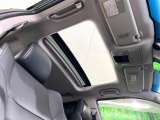 【ムーンルーフ】開放感たっぷりの希少装備、ムーンルーフが装着されています!車内に明かりを取り入れたり景色を楽しむ以外にも、車内の空気も簡単に換気できて快適です!