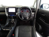 ウッド調と革巻きステアリングで快適な操作性の運転席です。