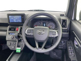 運転席まわりです。 各操作スイッチは使いやすい位置に配置されてます。