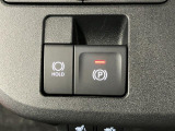 【電動パーキングブレーキ+オートブレーキホールド機能】 指先だけで簡単に操作が可能なパーキングブレーキ、スイッチを押すとブレーキペダルから足を離してもブレーキを保持できるオートブレーキホールド搭載。
