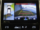 車両を上から見たような映像を映し出すパノラミックビューモニター付きです。
