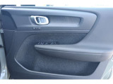 運転席ドアの全景です。キャビンを彩るすべてのものに、機能を形にした美しさが備わっています。