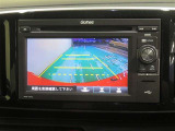 車両後方の映像を映すバックモニター。進路を確認しながら安全に車庫入れできます。