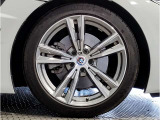【BMWアロイホイル】軽量かつ強度に拘ったアロイホイル。走行性能ポテンシャルを引き出す設計。車の足元を引き締めてくれる大きなポイントはアロイホイルです。