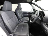 ゆったり室内で運転もしやすいです♪使い勝手の良い配置も考えられています!!