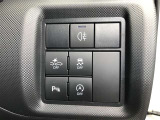 【スマートアシスト】 走行中に前方の車両等を認識し、衝突の可能性が有る時は警報音とブレーキで衝突回避と被害軽減をアシストしてくれます。安心してドライブをお楽しみいただけますね。