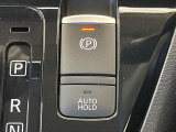 【電動パーキングブレーキ】パーキングブレーキは便利な電動式!ボタン一つで操作でき、アクセルを踏めば自動で解除されます♪レバーやペダルが無いので運転席廻りもすっきりしますね♪