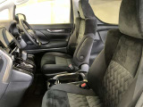 高いホールド性で運転姿勢が安定します。長距離ドライブでも疲れにくいのが魅力です。快適なドライビングライフをお送りください♪