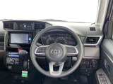 運転席まわりです。 各操作スイッチは使いやすい位置に配置されてます。