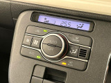 【オートエアコン】一度お好みの温度に設定すれば、車内の温度を検知し風量や温度を自動で調整。暑い&hellip;寒い&hellip;と何度もスイッチ操作をする必要はありません。快適な車内空間には必須の機能ですね♪