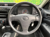 インテリアに合わせたデザインのステアリングは、運転される方のことも考え、運転しやすい形状、大きさです。是非一度、実際に触ってお確かめください。