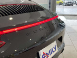 リアに配された立体感のある「PORSCHE」ロゴ。メッキの発色もクリアです。