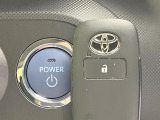 【スマートキー】カバンやポケットに入れたままでもドアの施錠・解錠が可能なスマートキーを装備。エンジンのオン・オフ時もカギを取り出す必要が無いからとっても便利です♪