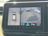 【全方位カメラ】全方位モニターを装備し、車両の周囲を上空から見下ろすように映像で確認可能。駐車や狭い道での操作をサポートし、安全性を高めます。