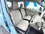 運転席まわりには十分なスペースがあり、大柄な方でもゆったり運転していただける環境です。
