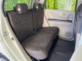 後部座席も気になるようなキズ・汚れやへたり等、大きなダメージはなく、良好な状態です。