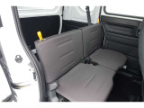 セカンドシートはゆったりとしていて開放感があります。車内の移動も楽々です!狭い場所や駐車場で片側をギリギリに停めた際には便利ですよ!