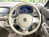 インテリアに合わせたデザインのステアリングは、運転される方のことも考え、運転しやすい形状、大きさです。是非一度、実際に触ってお確かめください。