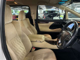 運転席の画像です。足元やシートまわりに余裕があり、リラックスした姿勢で運転が可能です。視界も良好で操作系へのアクセスもしやすく、快適で安心感のあるドライブをサポートします。