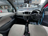 インパネ廻りの写真です。5速ミッションです。スポーツ感覚での運転が出来ます。