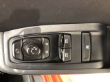 電動格納式ドアミラー付き。駐車場へ停めた時に、ボタン一つで左右のドアミラーをたたむ事ができます。