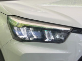 【LEDヘッドライト】悪天候や夜間走行時も良好な視界を確保し安心して運転できる高輝度LEDヘッドライトを装備!点灯速度が早く、消費電力も抑えられています。